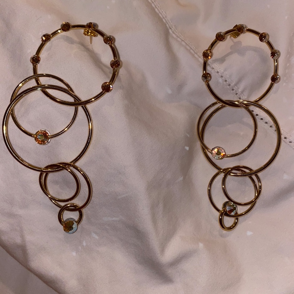 Gold tiered loop earrings
